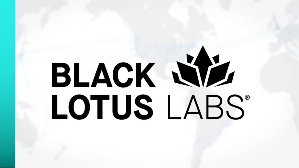 Labsという単語の上に黒いハスの花のロゴが付いた、Black Lotus Labsという黒のテキスト