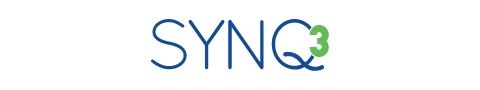 SYNQ3のロゴは、頭字語「SYNQ」が青い大文字で書かれており、緑色の数字の「3」が「Q」に重なっている