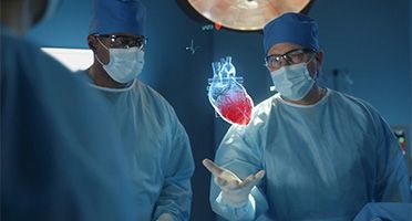 拡張現実を使用して患者の心臓を見ている外科医