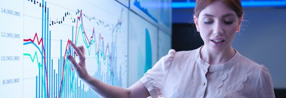 Mujer mirando datos en un gráfico en una pantalla táctil