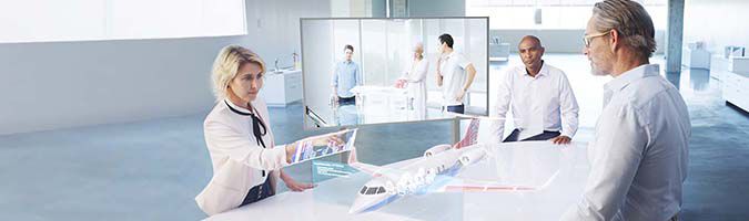 飛行機の仮想モデルについて、3人のエンジニアとビデオ会議を行っている2人のエンジニア。