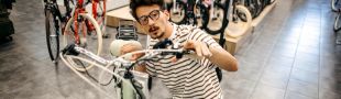 Persona que toca una bicicleta en una tienda de bicicletas.