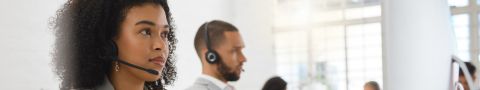 Fachleute mit Telefon-Headsets sprechen mit Kunden