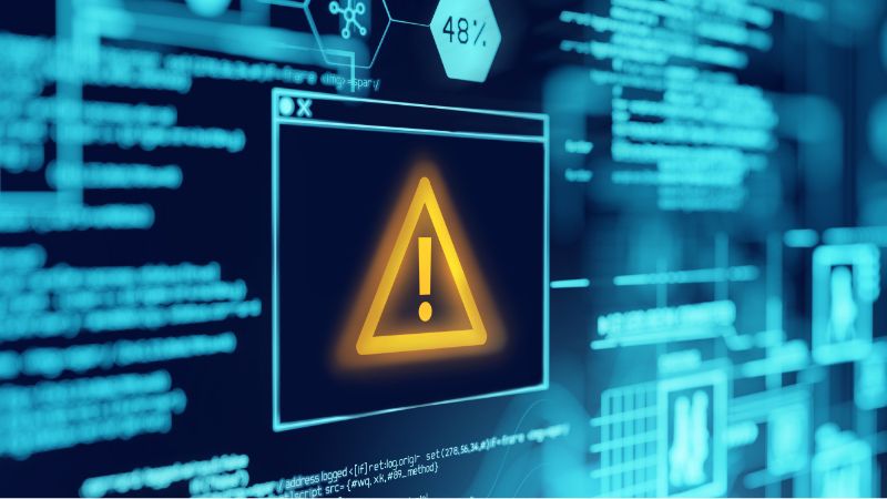 Monitor, der eine Sicherheitswarnung mit einem Dreieck und einem Ausrufezeichen sowie die Meldung „System gehackt“ anzeigt 