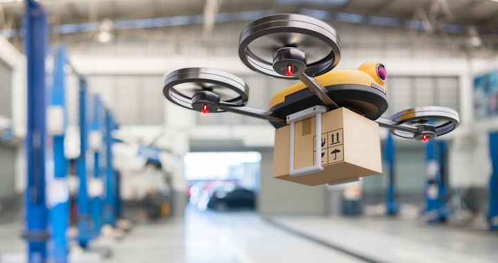 Drone saindo de um armazém, carregando um pacote